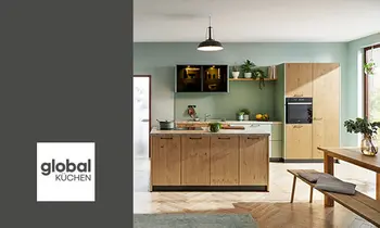 Farbenfrohe Küche von Global Küchen in hellem Grün und Holzfronten. Links auf grauem Hintergrund das Global Küchen Logo.