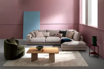 Taupefarbenes Sofa mit Sessel Valdis in rosa Raum mit großen Fenstern