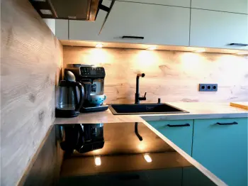 Detailaufnahme einer salbeigrünen Küche