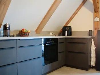 Ansicht einer verwinkelten Single-Küche