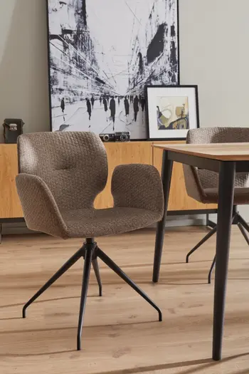 Moderner grauer Armlehnstuhl mit schwarzem Gestell.