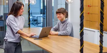 Schwebender Besprechungstisch