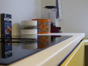 Grifflose gelbe Küche mit weißer Arbeitsplatte