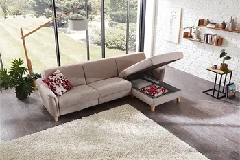 Ecksofa mit nach oben geklappter Sitzfläche und Stauraum darunter. 