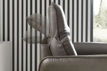 Verstellbare Kopfstützen eines braunen Ledersofas.