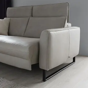Modernes 2-Sitzer Sofa in hellgrauem Leder.