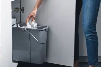 Schrank mit verstecktem Müllkorb im Hauswirtschaftsraum