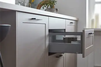 Global_Kuechen_Landhauskuechen_Auszugl.webp
