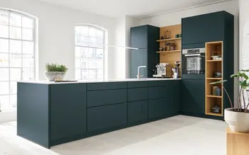 City-Loft Küche in Blau mit weißer Arbeitsplatte.&nbsp;