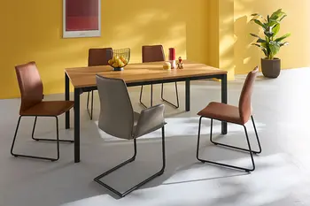 Skandi Esstisch mit Massivholz Tischplatte und schwarzem Tischgestell. 