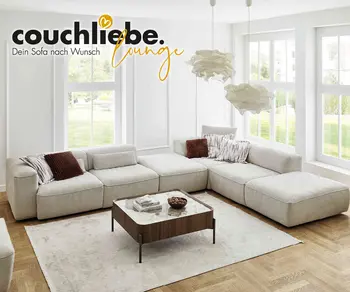 Helles Wohnzimmer mit modularer Lounge-Eckcouch, „couchliebe Lounge“ Schriftzug.