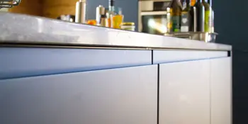 Grifflose Fronten in moderner Optik in einer Küche