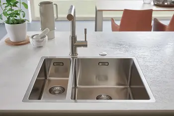 Silberne Einbauspüle mit zwei Fächern.