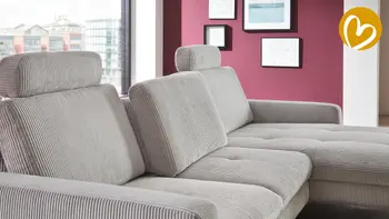 Helles Stoffsofa mit verstellbarer Rückenlehne in Wohnzimmer.