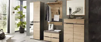Garderobenset bestehend aus fünf Elementen. Einem hohen Schrank mit Spiegel, einem Schuhschrank, einer Garderobenstange mit Regal, einem halbhohen Schrank und einem Spiegel. Die Fronten sind aus Holz und grifflos. Akzente in Schwarz.