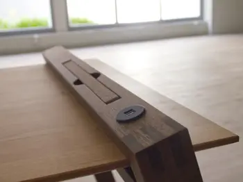 Schreibtisch mit USB-Anschluss