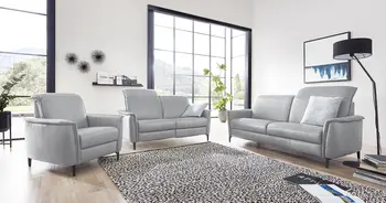 Zwei braune Ledersofa Garnituren mit verstellbarer Kopfstütze und einem dazu passenden Sessel.