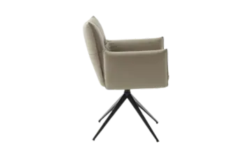 Beiger Armlehnstuhl mit Lederbezug in der Seitenansicht, der Stuhl hat ein Fußgestell aus schwarzem Metall.