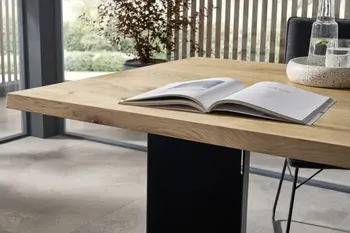 Massivholz Esstisch aus geölter Eiche mit schwarzem Fußgestell.