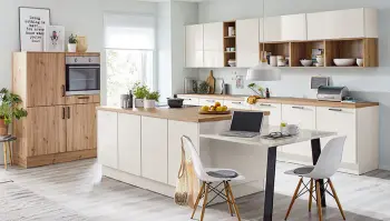 Stylische Inselküche und bequemes Bett