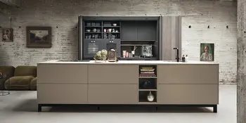 Offene next125 Küche mit großer Kücheninsel und integrierten Regalfächern