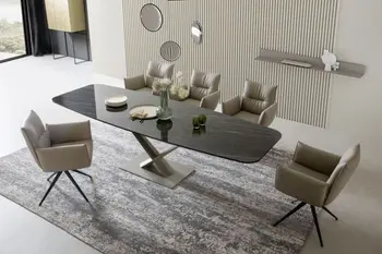 Designer Armlehnstühle mit beigem Lederbezug und schwarzem Metallfußgestell um einen modernen schwarzen Keramik Esstisch.