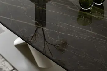 Kante eines Esstisches mit schwarzer Keramiktischplatte im Marmor Look.