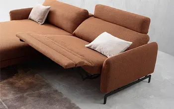 Ecksofa mit Stoffbezug in der Farbe Rost und Herz-Waage-Funktion