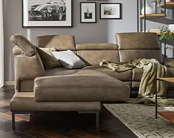 Olivgrünes Sofa mit Longchair, der drehbar ist