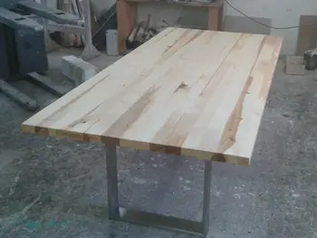 Esstisch aus Massivholz