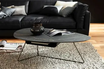 Designer Bestelltisch mit ovaler Tischplatte in schwarzem Keramiklook und schwarzem Metallgestell.