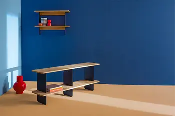 Wandregal und Sideboard OLAI von RAUM-FREUNDE vor blauem Wand auf gelbem Boden