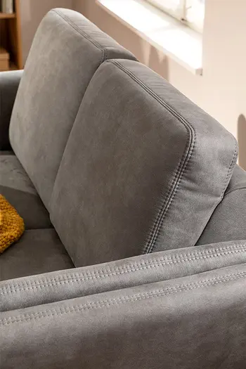 Rückenlehne eines grauen Sofas mit hochwertigem Lederbezug.