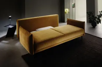 Modernes Schlafsofa in Cognacfarbenem Bezug, bei dem die Sitzfläche nach vorne gezogen ist um das Sofa zum Bett umzubauen.