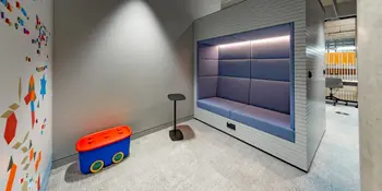 Eltern-Kind-Bereich der Unibibliothek Magdeburg mit gepolstertem Nischensitzmöbel