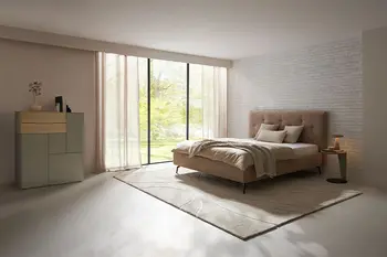 Modernes Schlafzimmer in einem Bungalow mit einem beigen Polsterbett und einem Highboard in hellgrün und Holz.