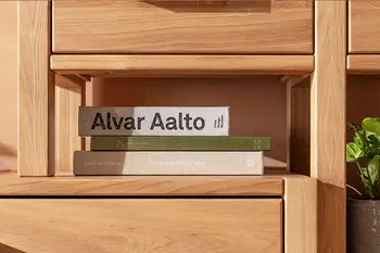 Detailbild eines Regals aus Massivholz, dekoriert mit Büchern.