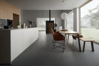 Design Holzküche mit weißen Elementen.