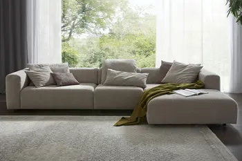 Großes beiges Design Ecksofa mit breiten Sitzflächen. 