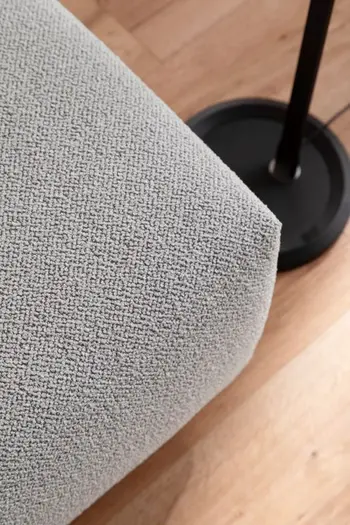 Sitzfläche eines grauen Sofas.