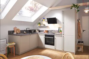 Helle Küche mit dunkler Arbeitsplatte