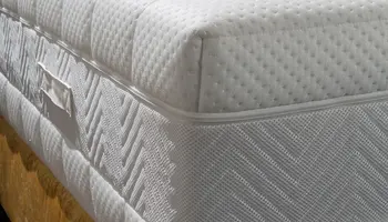 Nahaufnahme einer weißen Matratze mit Struktur