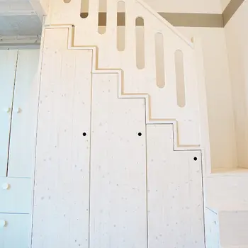 Schrank unter dem Aufgang zur Hochebene mit viel Stauraum