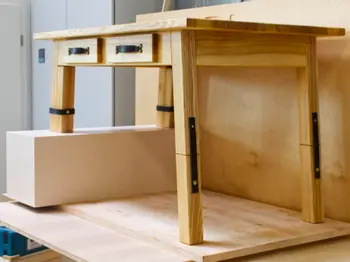 Holzschreibtisch von der Seite