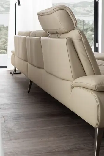 Rückansicht eines beigen Ledersofas mit silbernen Füssen.