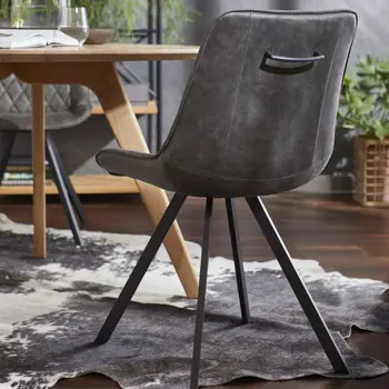 Grauer Esszimmerstuhl mit Griff an der Rückenlehne in schwarzem Metall.