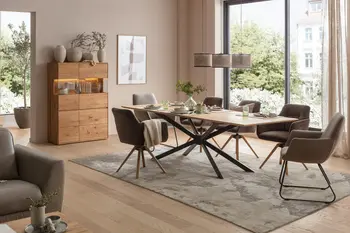 Großer Esstisch mit Spider Tischgestell aus schwarzem Metall und dünne Holztischplatte und braune Schalenstühle um den Tisch herum.