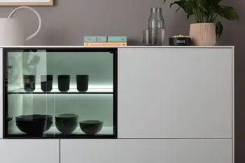 Eine weißes Sideboard in Lackoptik