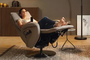 Hellbrauner Relaxsessel, in dem eine Frau entspannt liegt.