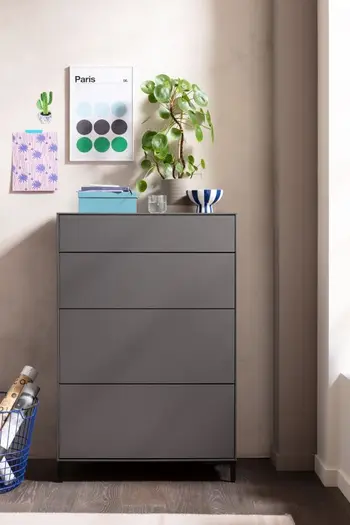 Zeitlose graue Kommode mit Schubladen in einem hellen Raum.